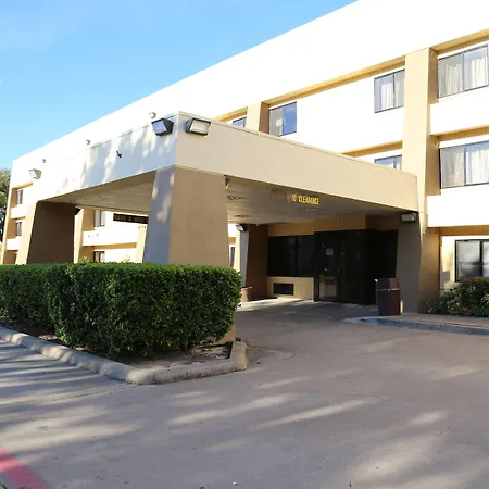 Baymont By Wyndham Plano Hotel